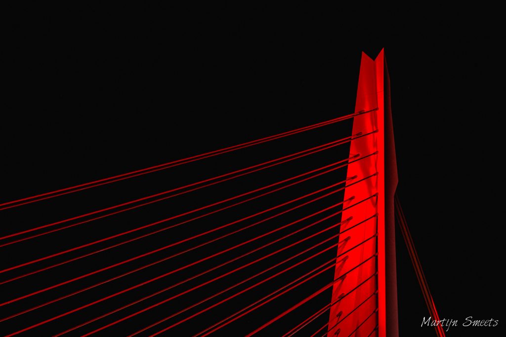 Rood verlichte Erasmusbrug