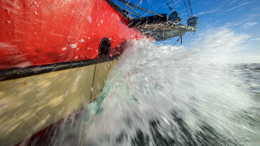 Zeilschip Noorderlicht stampend op de Barentszzee