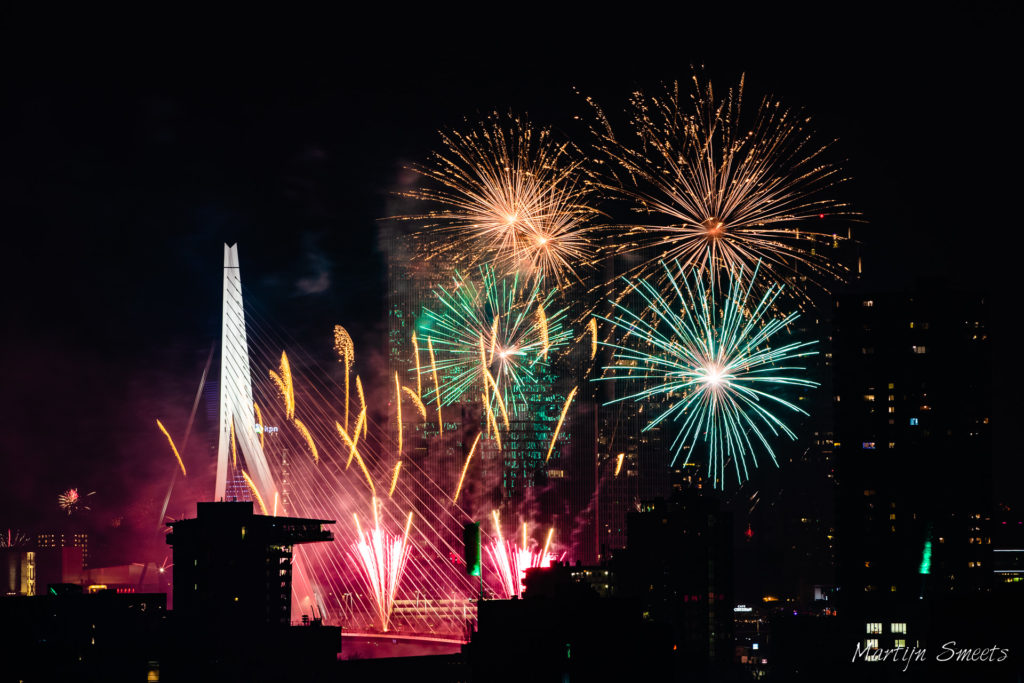 Nationaal Vuurwerk bij de brug in Rotterdam.